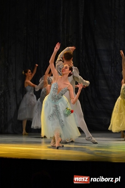 Zdjęcie w galerii na portalu naszraciborz.pl: Jezioro Łabędzie na scenie RCK. Sala wypełniona po brzegi wiadomości z regionu