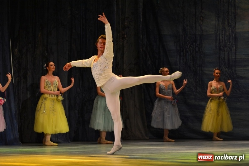 Zdjęcie w galerii na portalu naszraciborz.pl: Jezioro Łabędzie na scenie RCK. Sala wypełniona po brzegi wiadomości z regionu