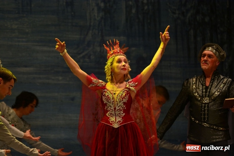 Zdjęcie w galerii na portalu naszraciborz.pl: Jezioro Łabędzie na scenie RCK. Sala wypełniona po brzegi wiadomości z regionu