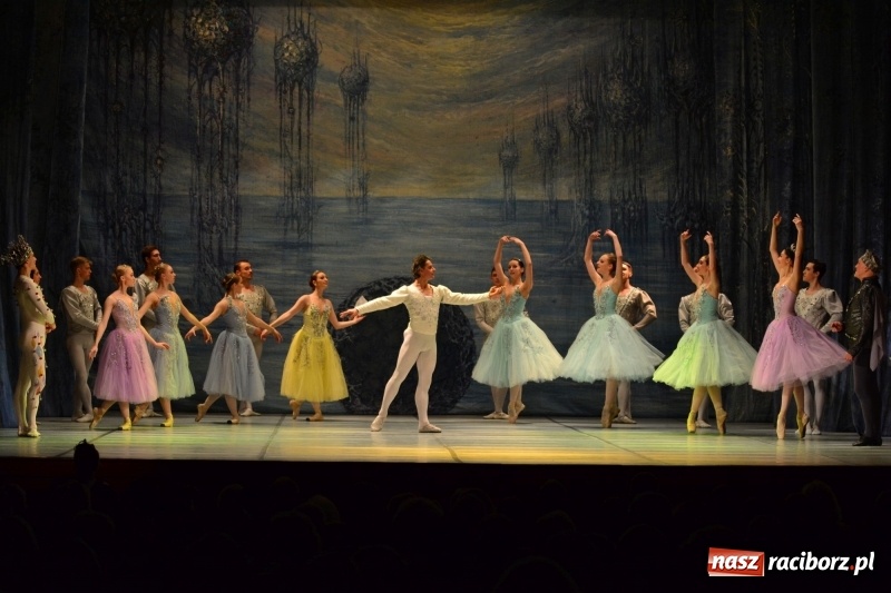 Zdjęcie w galerii na portalu naszraciborz.pl: Jezioro Łabędzie na scenie RCK. Sala wypełniona po brzegi wiadomości z regionu