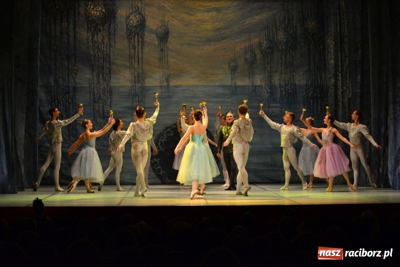 Zdjęcie w galerii na portalu naszraciborz.pl: Jezioro Łabędzie na scenie RCK. Sala wypełniona po brzegi wiadomości z regionu