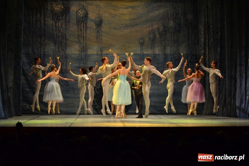 Zdjęcie w galerii na portalu naszraciborz.pl: Jezioro Łabędzie na scenie RCK. Sala wypełniona po brzegi wiadomości z regionu