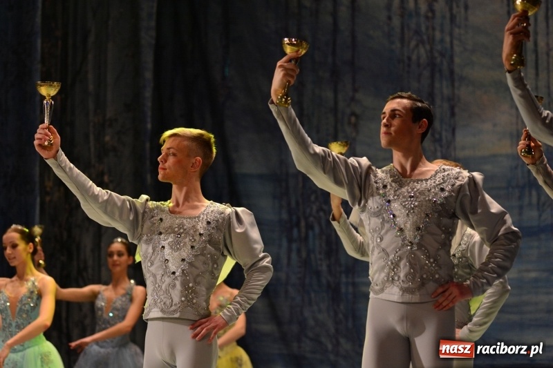 Zdjęcie w galerii na portalu naszraciborz.pl: Jezioro Łabędzie na scenie RCK. Sala wypełniona po brzegi wiadomości z regionu