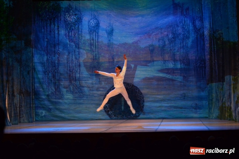 Zdjęcie w galerii na portalu naszraciborz.pl: Jezioro Łabędzie na scenie RCK. Sala wypełniona po brzegi wiadomości z regionu