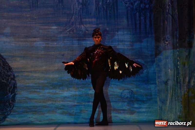 Zdjęcie w galerii na portalu naszraciborz.pl: Jezioro Łabędzie na scenie RCK. Sala wypełniona po brzegi wiadomości z regionu