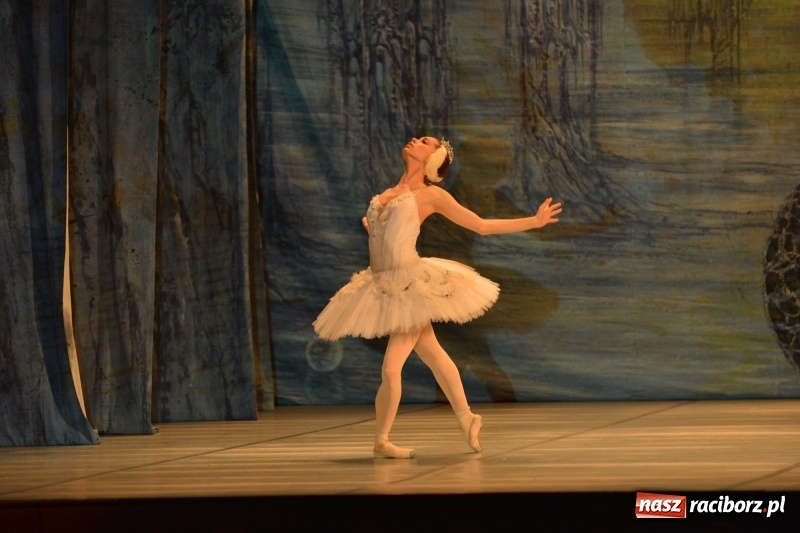 Zdjęcie w galerii na portalu naszraciborz.pl: Jezioro Łabędzie na scenie RCK. Sala wypełniona po brzegi wiadomości z regionu