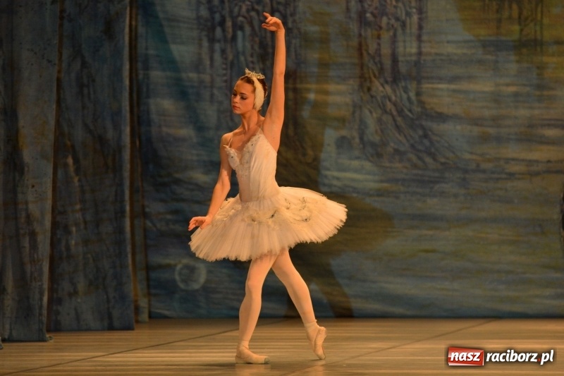 Zdjęcie w galerii na portalu naszraciborz.pl: Jezioro Łabędzie na scenie RCK. Sala wypełniona po brzegi wiadomości z regionu