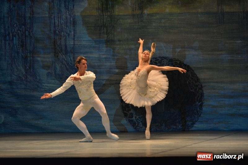 Zdjęcie w galerii na portalu naszraciborz.pl: Jezioro Łabędzie na scenie RCK. Sala wypełniona po brzegi wiadomości z regionu