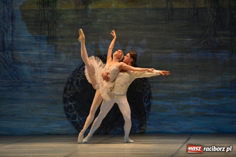 Zdjęcie w galerii na portalu naszraciborz.pl: Jezioro Łabędzie na scenie RCK. Sala wypełniona po brzegi wiadomości z regionu