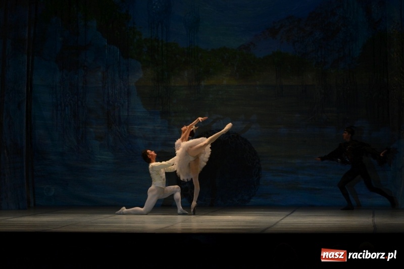 Zdjęcie w galerii na portalu naszraciborz.pl: Jezioro Łabędzie na scenie RCK. Sala wypełniona po brzegi wiadomości z regionu