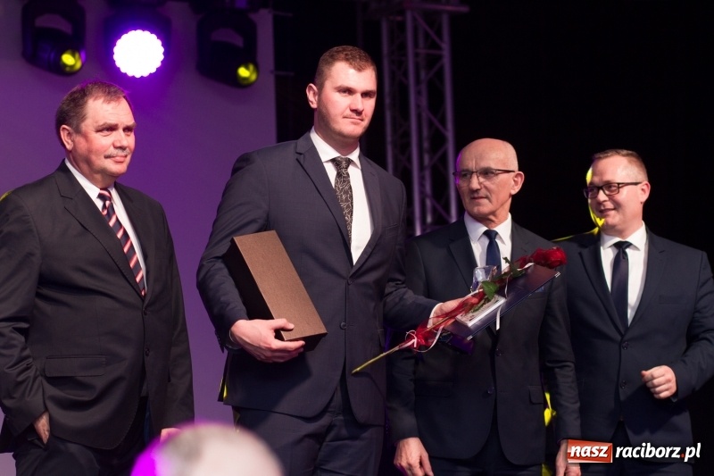 Zdjęcie w galerii na portalu naszraciborz.pl: Pietrowicka gala przedsiębiorczości już po raz trzynasty. Wręczono pięć statuetek wiadomości z regionu