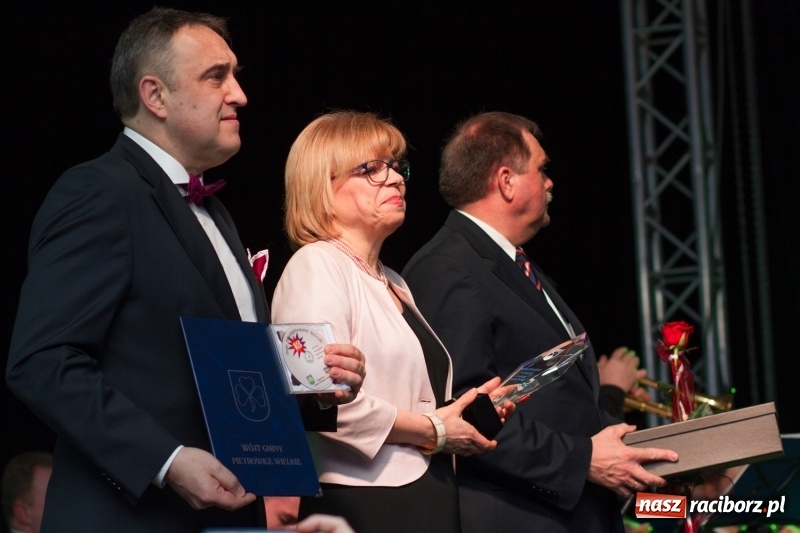 Zdjęcie w galerii na portalu naszraciborz.pl: Pietrowicka gala przedsiębiorczości już po raz trzynasty. Wręczono pięć statuetek wiadomości z regionu