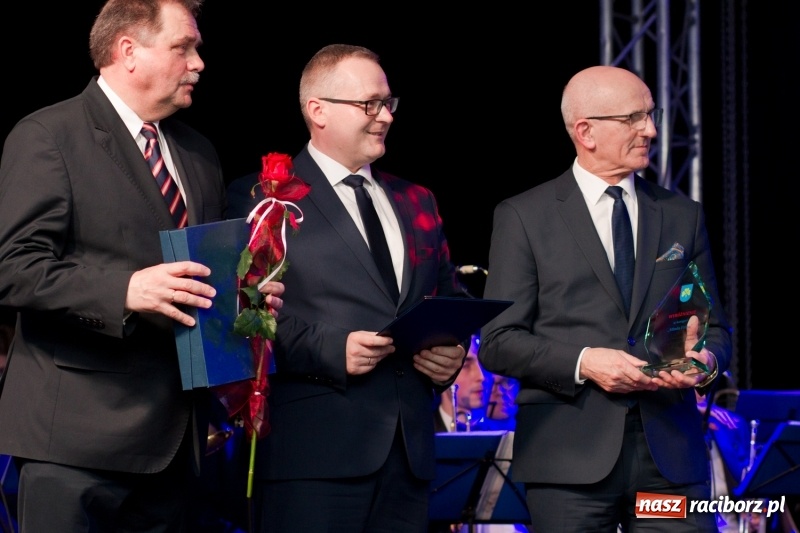 Zdjęcie w galerii na portalu naszraciborz.pl: Pietrowicka gala przedsiębiorczości już po raz trzynasty. Wręczono pięć statuetek wiadomości z regionu