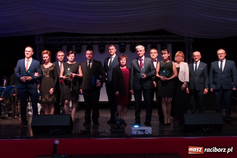 Zdjęcie w galerii na portalu naszraciborz.pl: Pietrowicka gala przedsiębiorczości już po raz trzynasty. Wręczono pięć statuetek wiadomości z regionu