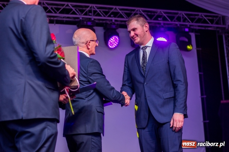 Zdjęcie w galerii na portalu naszraciborz.pl: Pietrowicka gala przedsiębiorczości już po raz trzynasty. Wręczono pięć statuetek wiadomości z regionu