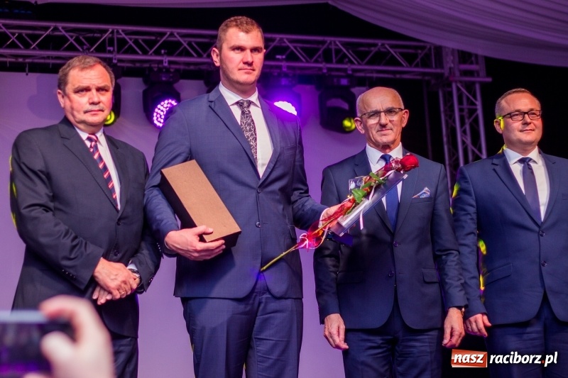 Zdjęcie w galerii na portalu naszraciborz.pl: Pietrowicka gala przedsiębiorczości już po raz trzynasty. Wręczono pięć statuetek wiadomości z regionu