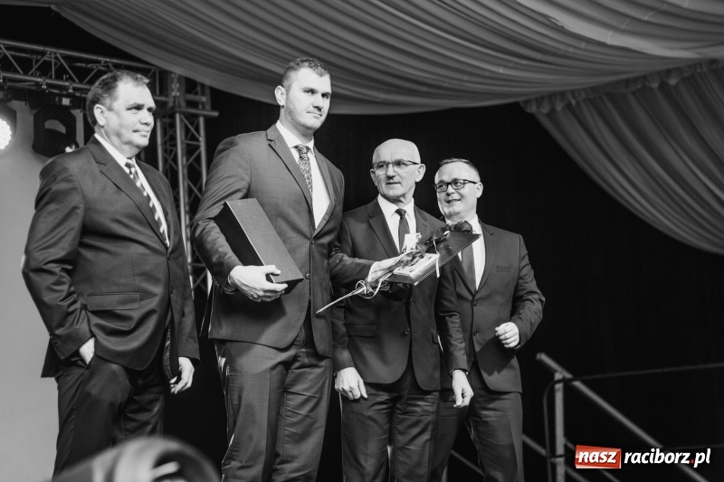 Zdjęcie w galerii na portalu naszraciborz.pl: Pietrowicka gala przedsiębiorczości już po raz trzynasty. Wręczono pięć statuetek wiadomości z regionu