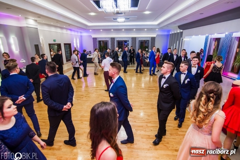 Zdjęcie w galerii na portalu naszraciborz.pl: Maturzyści Budowlanki bawią się w Bravo  wiadomości z regionu