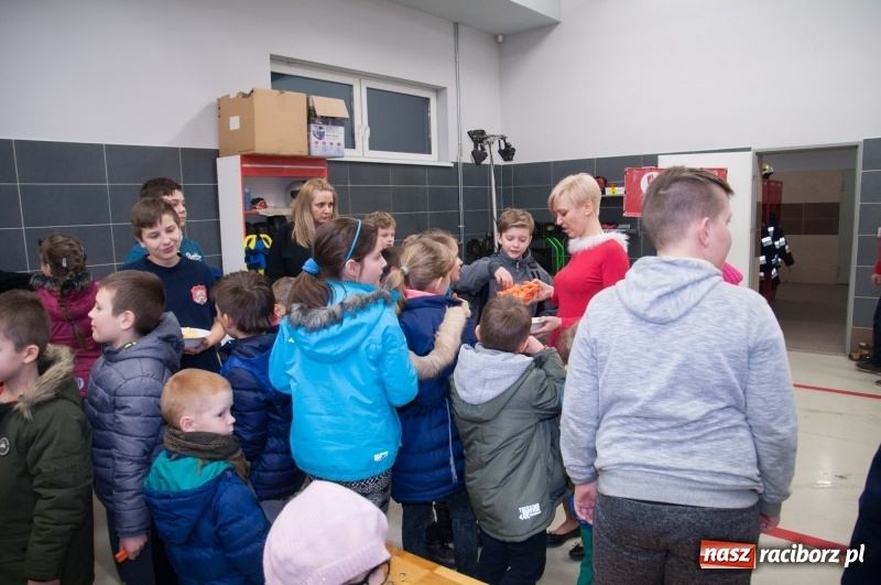 Zdjęcie w galerii na portalu naszraciborz.pl: Strażacka noc dla dzieci w Markowicach wiadomości z regionu