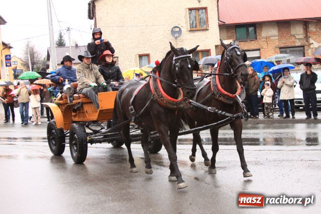 Zdjęcie w galerii na portalu naszraciborz.pl: W deszczu prosili o urodzaj wiadomości z regionu