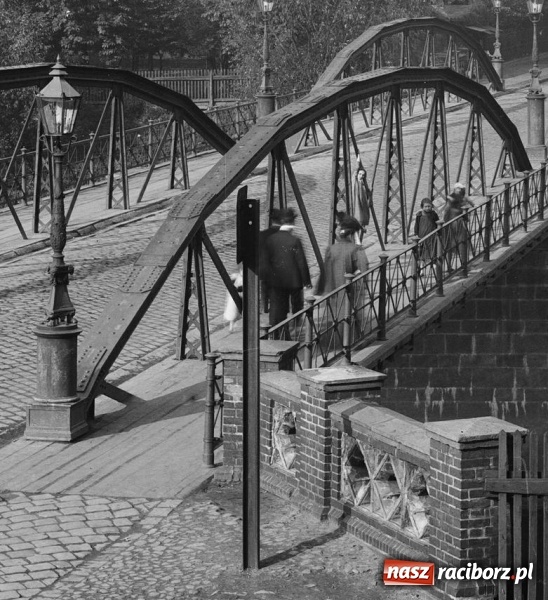 Zdjęcie w galerii na portalu naszraciborz.pl: Sto lat temu na raciborskiej ulicy. Ludzie, moda, samochody, sklepy... wiadomości z regionu