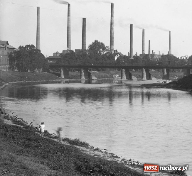 Zdjęcie w galerii na portalu naszraciborz.pl: Sto lat temu na raciborskiej ulicy. Ludzie, moda, samochody, sklepy... wiadomości z regionu