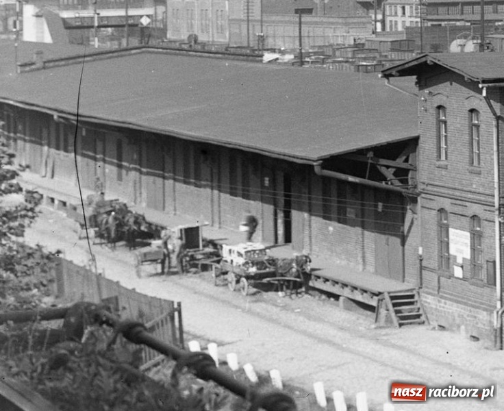 Zdjęcie w galerii na portalu naszraciborz.pl: Sto lat temu na raciborskiej ulicy. Ludzie, moda, samochody, sklepy... wiadomości z regionu