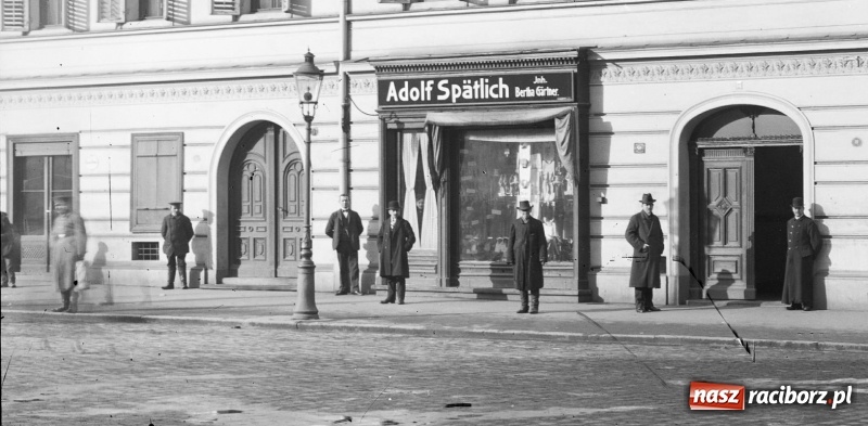 Zdjęcie w galerii na portalu naszraciborz.pl: Sto lat temu na raciborskiej ulicy. Ludzie, moda, samochody, sklepy... wiadomości z regionu