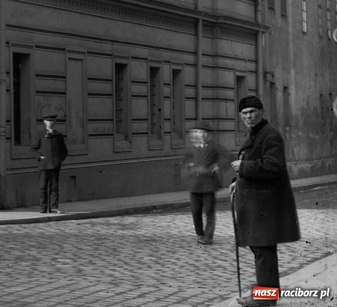 Zdjęcie w galerii na portalu naszraciborz.pl: Sto lat temu na raciborskiej ulicy. Ludzie, moda, samochody, sklepy... wiadomości z regionu