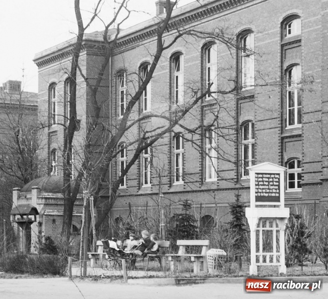 Zdjęcie w galerii na portalu naszraciborz.pl: Sto lat temu na raciborskiej ulicy. Ludzie, moda, samochody, sklepy... wiadomości z regionu