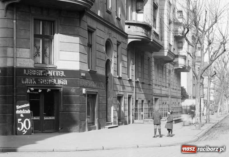 Zdjęcie w galerii na portalu naszraciborz.pl: Sto lat temu na raciborskiej ulicy. Ludzie, moda, samochody, sklepy... wiadomości z regionu