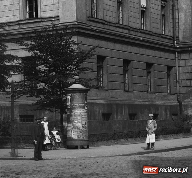 Zdjęcie w galerii na portalu naszraciborz.pl: Sto lat temu na raciborskiej ulicy. Ludzie, moda, samochody, sklepy... wiadomości z regionu