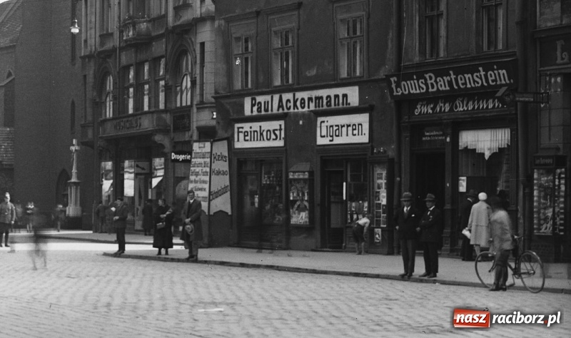 Zdjęcie w galerii na portalu naszraciborz.pl: Sto lat temu na raciborskiej ulicy. Ludzie, moda, samochody, sklepy... wiadomości z regionu