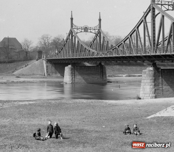 Zdjęcie w galerii na portalu naszraciborz.pl: Sto lat temu na raciborskiej ulicy. Ludzie, moda, samochody, sklepy... wiadomości z regionu