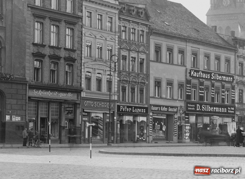 Zdjęcie w galerii na portalu naszraciborz.pl: Sto lat temu na raciborskiej ulicy. Ludzie, moda, samochody, sklepy... wiadomości z regionu