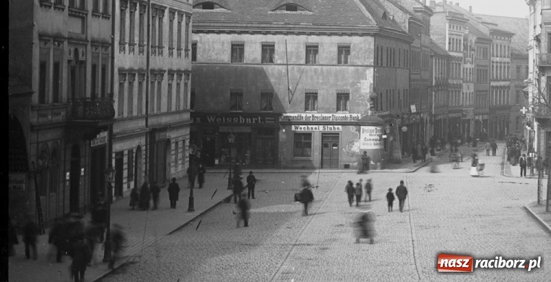 Zdjęcie w galerii na portalu naszraciborz.pl: Sto lat temu na raciborskiej ulicy. Ludzie, moda, samochody, sklepy... wiadomości z regionu