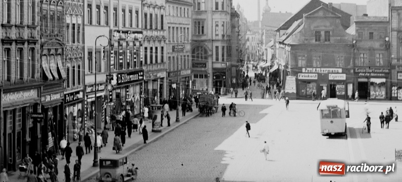 Zdjęcie w galerii na portalu naszraciborz.pl: Sto lat temu na raciborskiej ulicy. Ludzie, moda, samochody, sklepy... wiadomości z regionu
