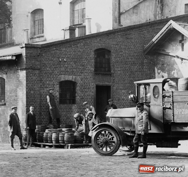 Zdjęcie w galerii na portalu naszraciborz.pl: Sto lat temu na raciborskiej ulicy. Ludzie, moda, samochody, sklepy... wiadomości z regionu