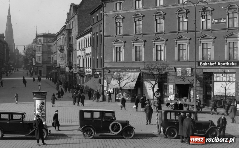 Zdjęcie w galerii na portalu naszraciborz.pl: Sto lat temu na raciborskiej ulicy. Ludzie, moda, samochody, sklepy... wiadomości z regionu