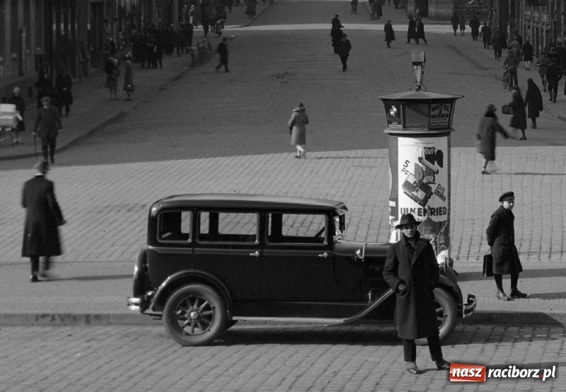 Zdjęcie w galerii na portalu naszraciborz.pl: Sto lat temu na raciborskiej ulicy. Ludzie, moda, samochody, sklepy... wiadomości z regionu