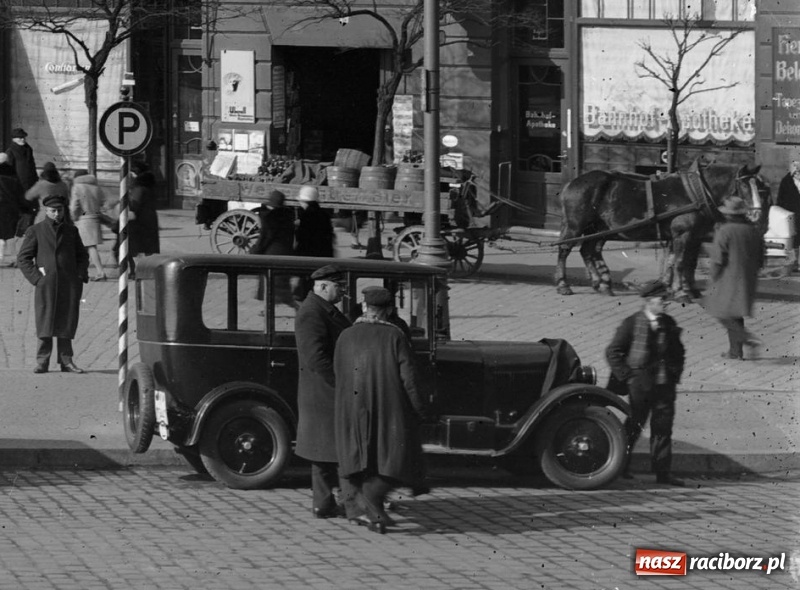 Zdjęcie w galerii na portalu naszraciborz.pl: Sto lat temu na raciborskiej ulicy. Ludzie, moda, samochody, sklepy... wiadomości z regionu