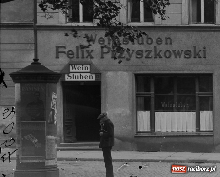 Zdjęcie w galerii na portalu naszraciborz.pl: Sto lat temu na raciborskiej ulicy. Ludzie, moda, samochody, sklepy... wiadomości z regionu