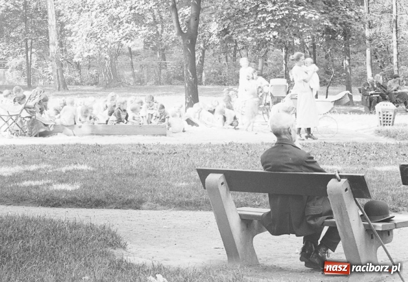 Zdjęcie w galerii na portalu naszraciborz.pl: Sto lat temu na raciborskiej ulicy. Ludzie, moda, samochody, sklepy... wiadomości z regionu