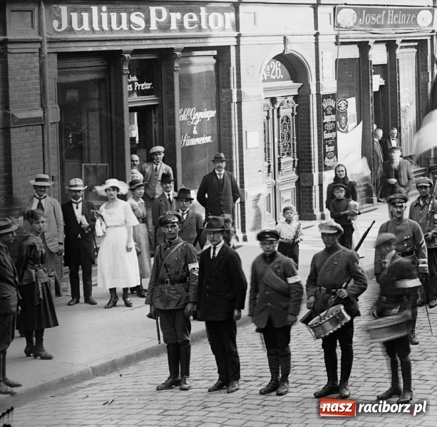 Zdjęcie w galerii na portalu naszraciborz.pl: Sto lat temu na raciborskiej ulicy. Ludzie, moda, samochody, sklepy... wiadomości z regionu