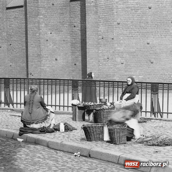 Zdjęcie w galerii na portalu naszraciborz.pl: Sto lat temu na raciborskiej ulicy. Ludzie, moda, samochody, sklepy... wiadomości z regionu