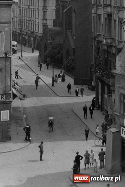 Zdjęcie w galerii na portalu naszraciborz.pl: Sto lat temu na raciborskiej ulicy. Ludzie, moda, samochody, sklepy... wiadomości z regionu