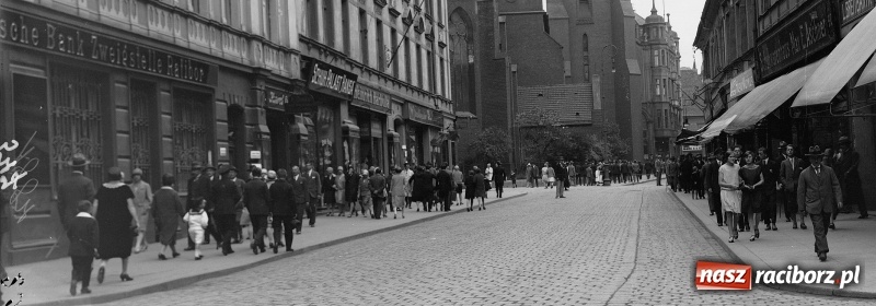 Zdjęcie w galerii na portalu naszraciborz.pl: Sto lat temu na raciborskiej ulicy. Ludzie, moda, samochody, sklepy... wiadomości z regionu