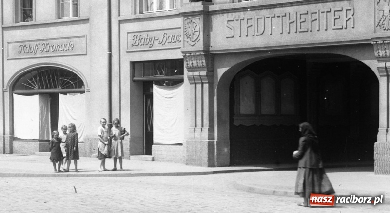Zdjęcie w galerii na portalu naszraciborz.pl: Sto lat temu na raciborskiej ulicy. Ludzie, moda, samochody, sklepy... wiadomości z regionu