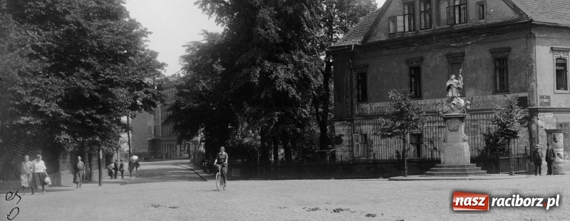 Zdjęcie w galerii na portalu naszraciborz.pl: Sto lat temu na raciborskiej ulicy. Ludzie, moda, samochody, sklepy... wiadomości z regionu