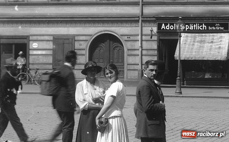 Zdjęcie w galerii na portalu naszraciborz.pl: Sto lat temu na raciborskiej ulicy. Ludzie, moda, samochody, sklepy... wiadomości z regionu